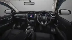 review interior fortuner.webp