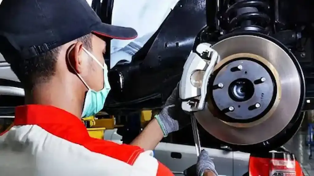 cara mengecek minyak rem mobil.webp