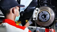 cara mengecek minyak rem mobil.webp