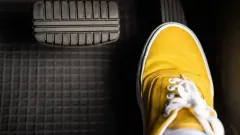 Posisi Kaki Saat Mengendarai Mobil Manual.webp