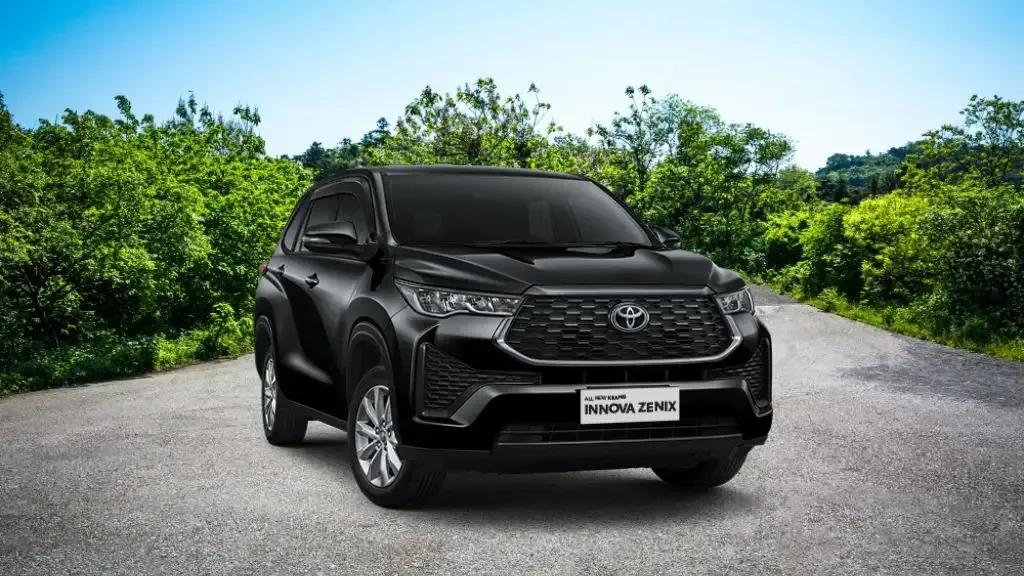 Review Interior Innova Hybrid.webp