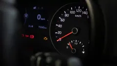 indikator aki mobil kedap kedip.webp