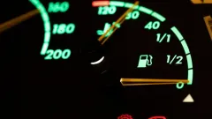 indikator aki mobil berkedip.webp