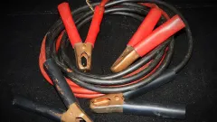 Bagaimana cara melakukan jumper aki mobil tanpa aki lain.webp