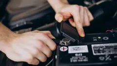 cara cek air aki mobil avanza.webp