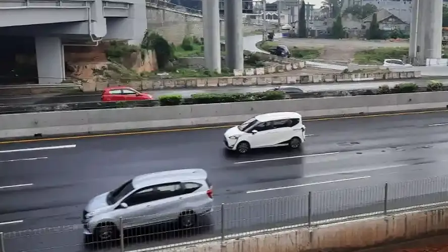 Tips Aman Berkendara Saat Hujan di Jakarta