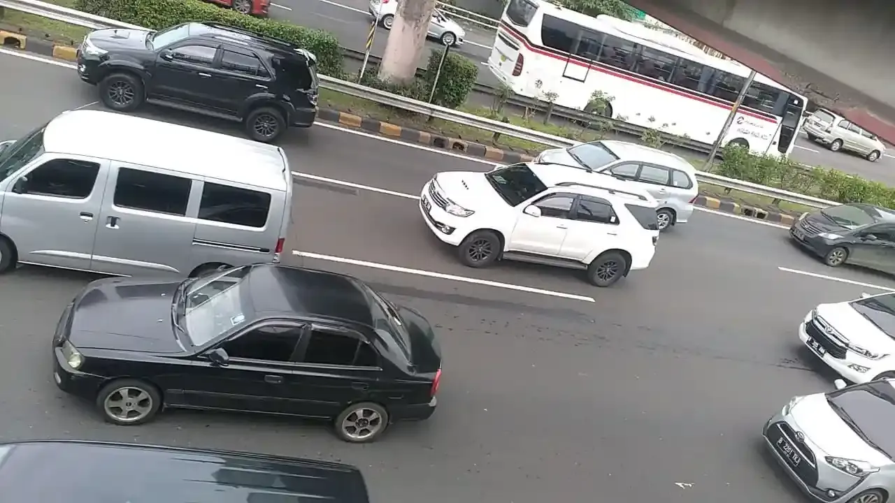 pengendara mobil pribadi harus memiliki SIM.webp