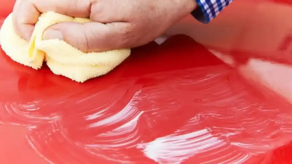 mobil habis dipoles kena hujan.webp