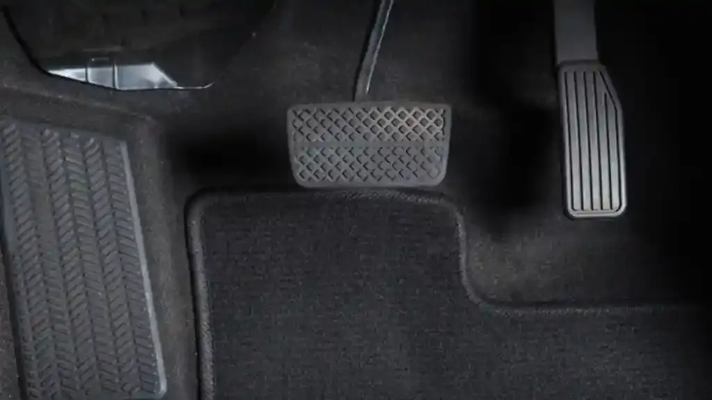 penyebab karpet mobil basah.webp