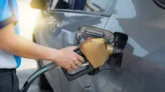 cara sedot bensin mobil dengan selang 1.webp