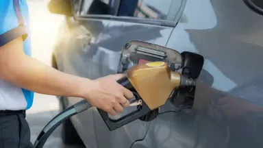 cara sedot bensin mobil dengan selang 1.webp