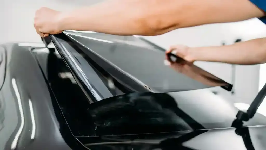 kaca film mobil gelap dari luar terang dari dalam.webp