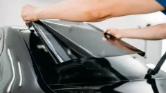 kaca film mobil gelap dari luar terang dari dalam.webp