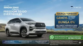 Poster promo Toyota Innova Zenix Hybrid EV 2026 warna silver dengan penawaran kredit bunga 0 persen, harga sama dengan cash, dan gratis asuransi All-Risk.