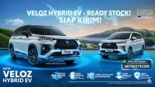 Poster promosi mobil Toyota New Veloz Hybrid EV warna putih tipe Q dan V, keterangan ready stock siap kirim, irit BBM 28,9 km/L, dan nomor WhatsApp 087882791209 untuk test drive.