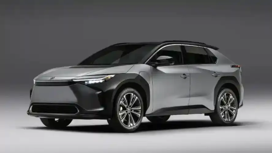 mobil listrik 7 seater.webp