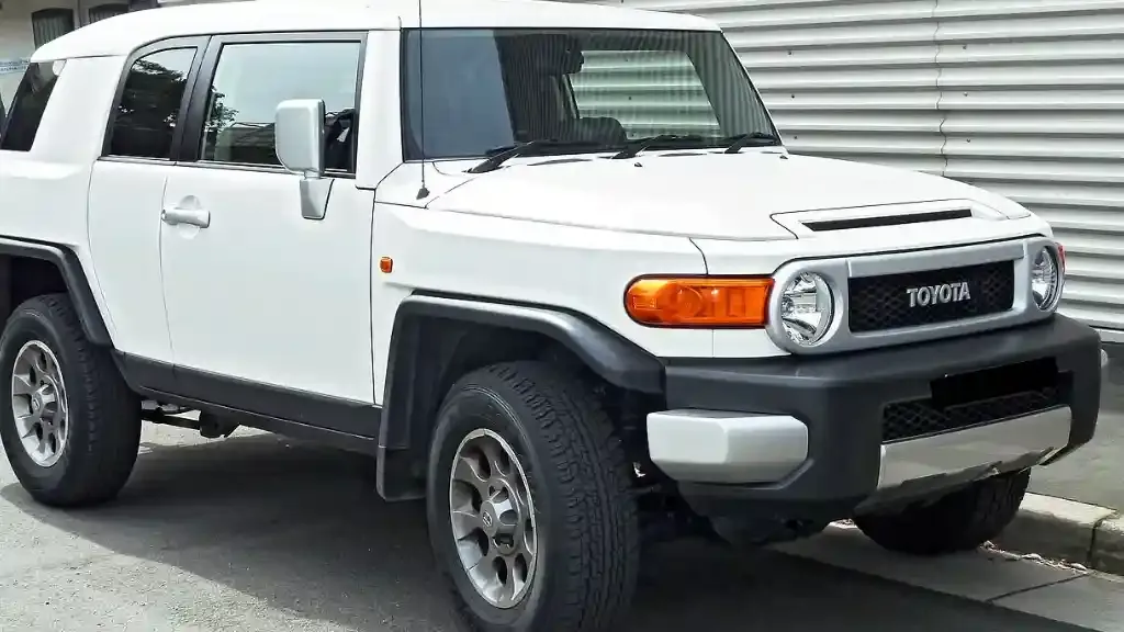 fj cruiser vs land cruiser fj.webp