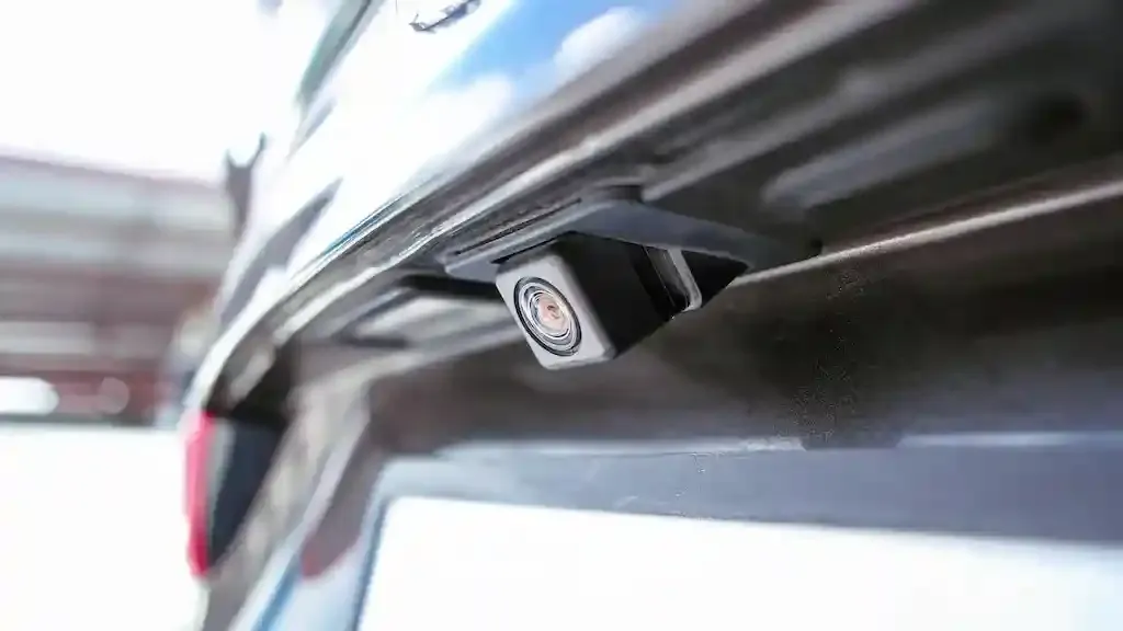 kamera belakang mobil buram.webp