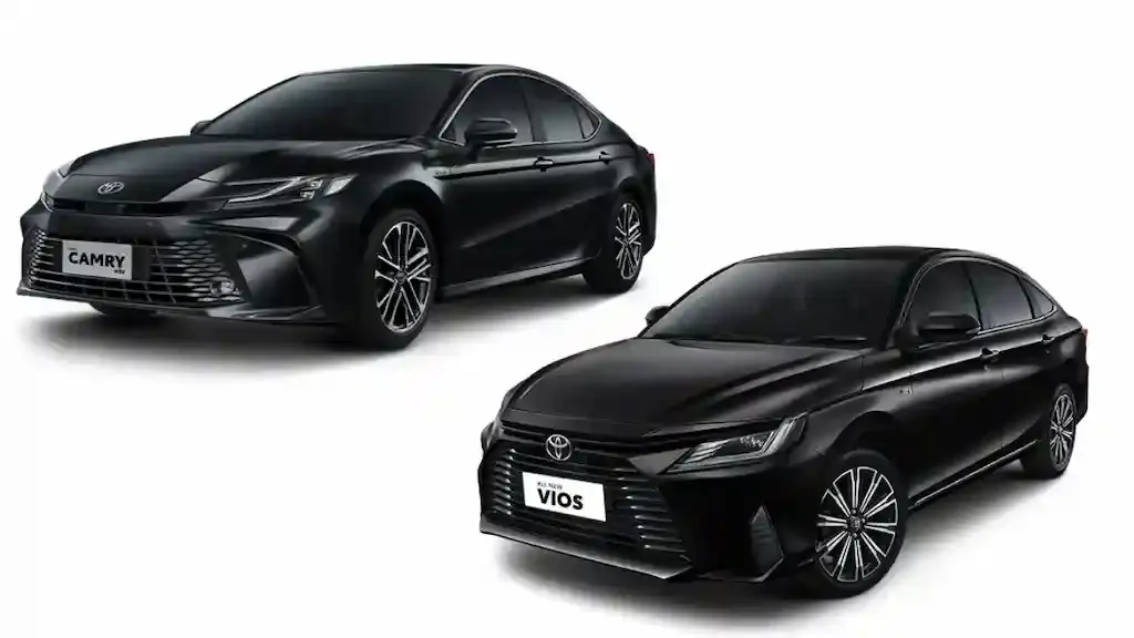 mobil sedan hitam Toyota.webp