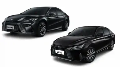 mobil sedan hitam Toyota.webp