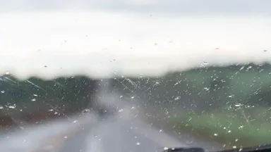 kaca film mobil terkelupas.webp