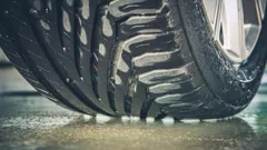 aquaplaning pada mobil.jpeg