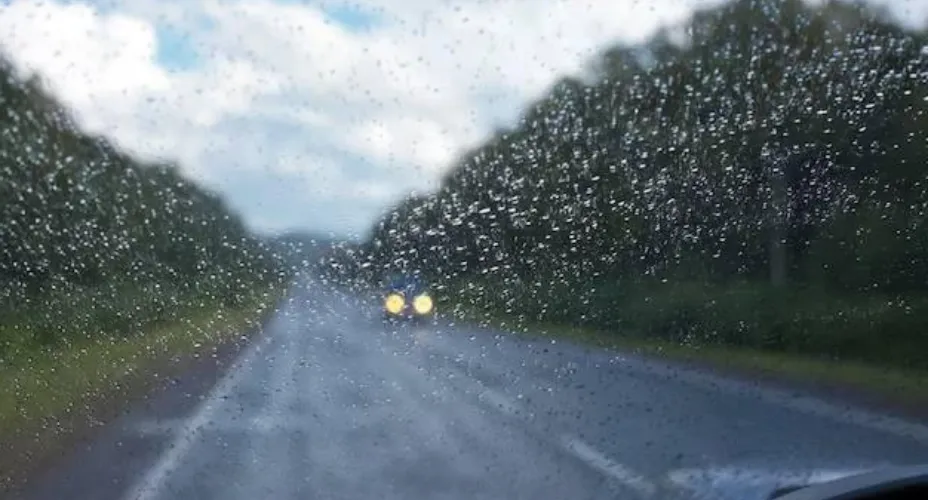 cara mengemudi di jalan basah.png