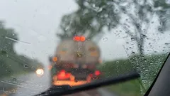 menyetir saat hujan apakah bahaya .jpeg