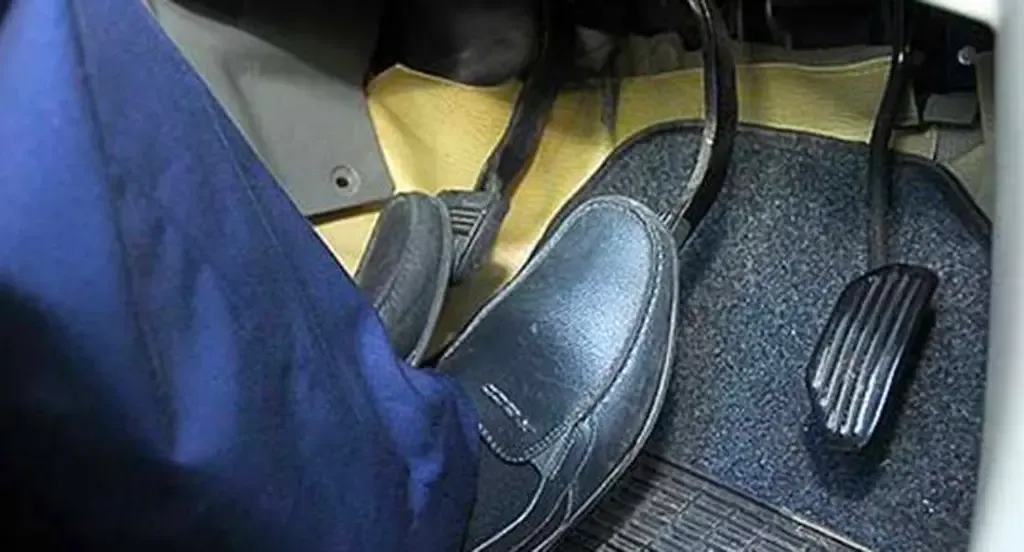 penyebab pedal rem mobil dalam.webp