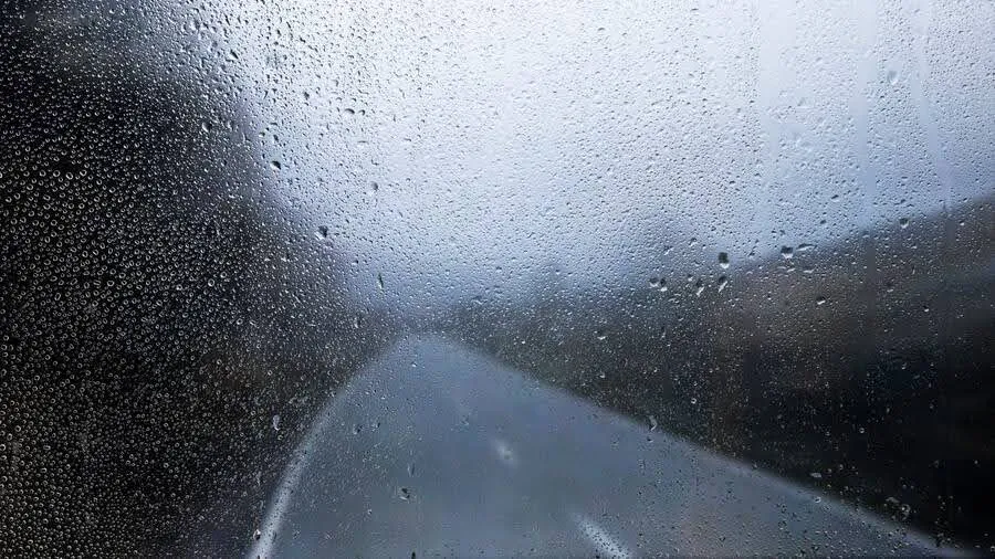 perlengkapan berkendara saat hujan.jpeg