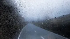 perlengkapan berkendara saat hujan.jpeg