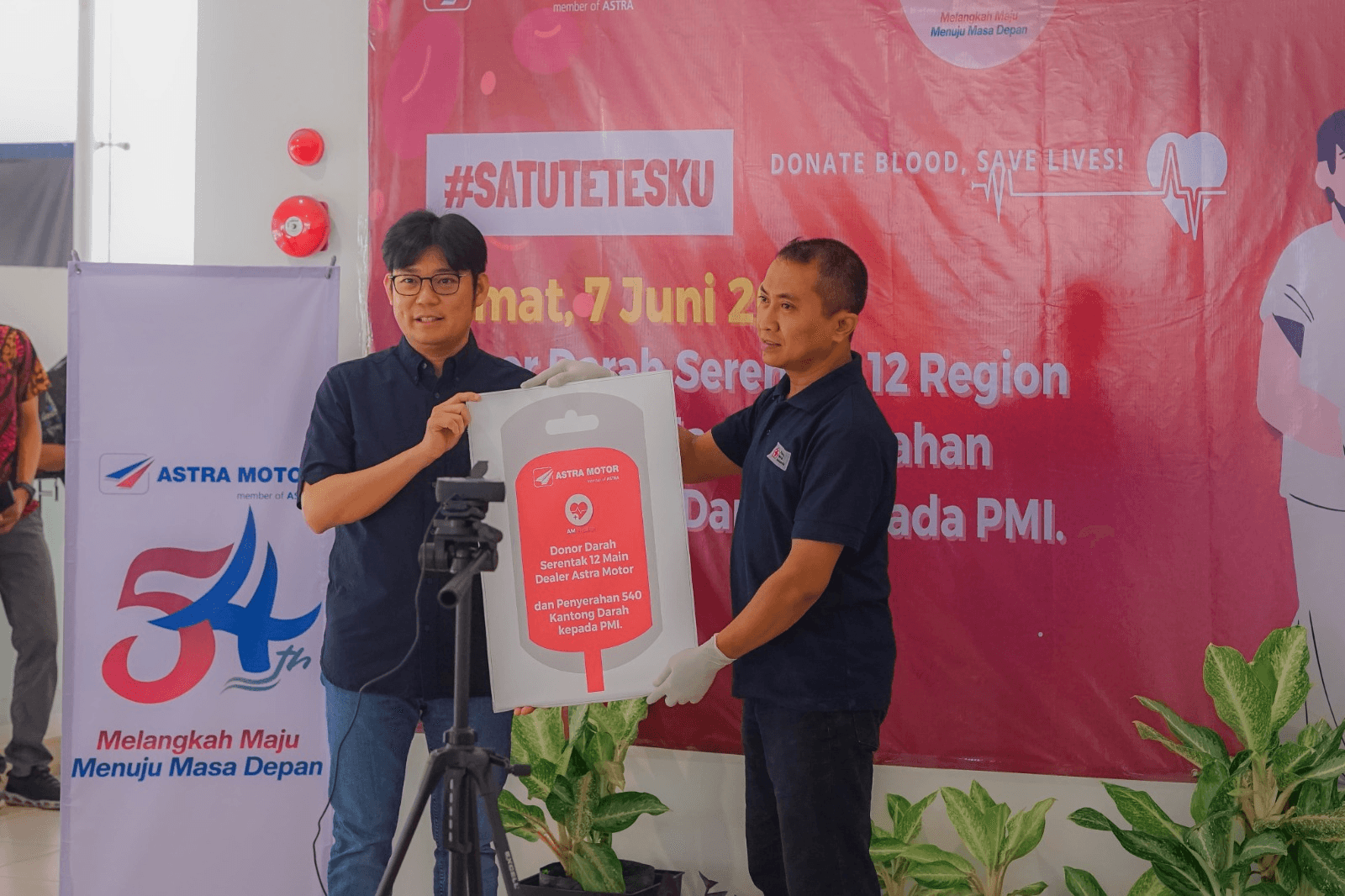 Astra Motor menggandeng PMI Kota Semarang untuk menggelar aksi “Donor Darah Serempak #SatuTetes” pada rangkaian HUT ke-54. Sebagai komitmen pada bidang Kesehatan, kegiatan donor darah ini juga diikuti Paguyuban Honda Community Jateng dengan target 540 kantong darah.