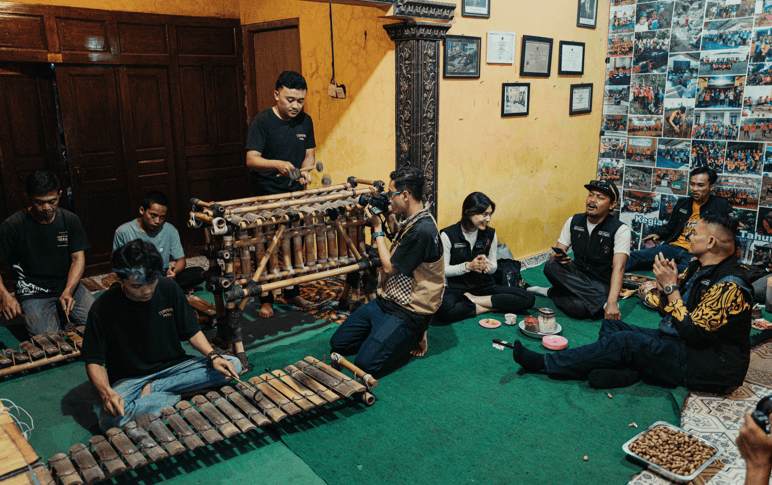 Bikers berkunjung ke desa Pantaran Kabupaten Boyolali untuk belajar menggunakan alat musik yang dibuat warga lokal dengan memanfaatkan lingkungan seperti bilah-bilah bambu yang dirangkai menjadi alat musik yang dinamakan gambang pring merbabu.