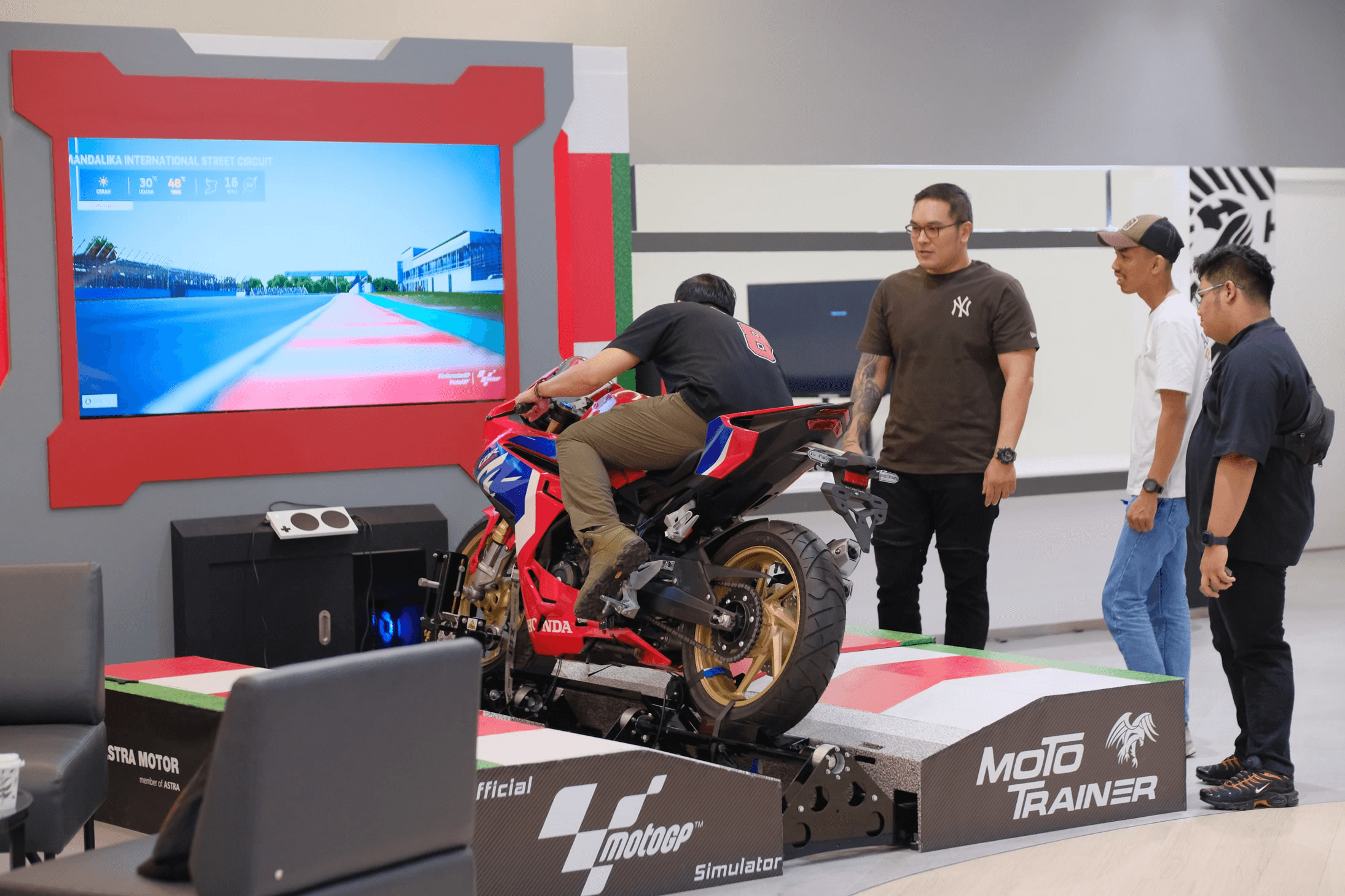 Konsumen sedang mencoba simulator MotoGP yang ada di Astra Motor Xperience Center dan dapat merasakan sensasi mengendarai motor sport Honda seperti disirkuit MotoGP.