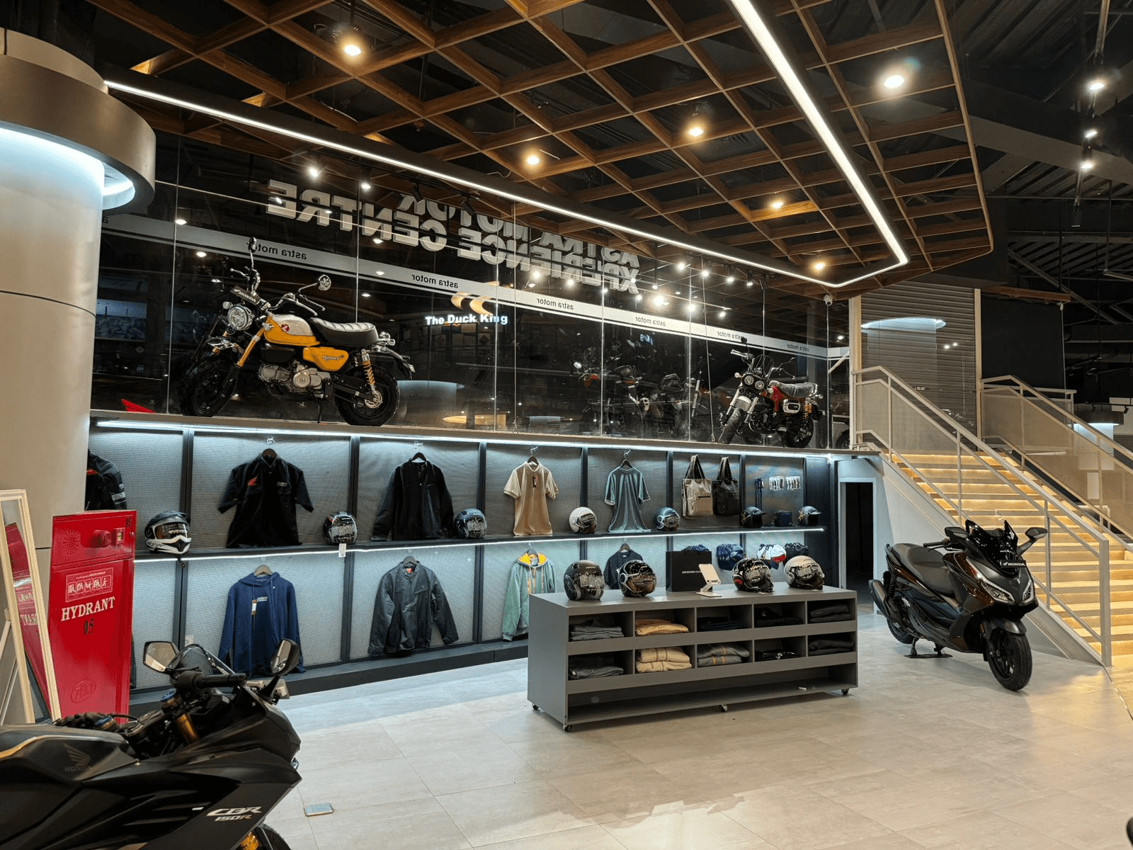 Pengunjung Astra Motor Xperience Center dapat membeli apparel ekslusif Honda mulai dari helm, jaket, t-shirt dan produk ekslusif lainnya.