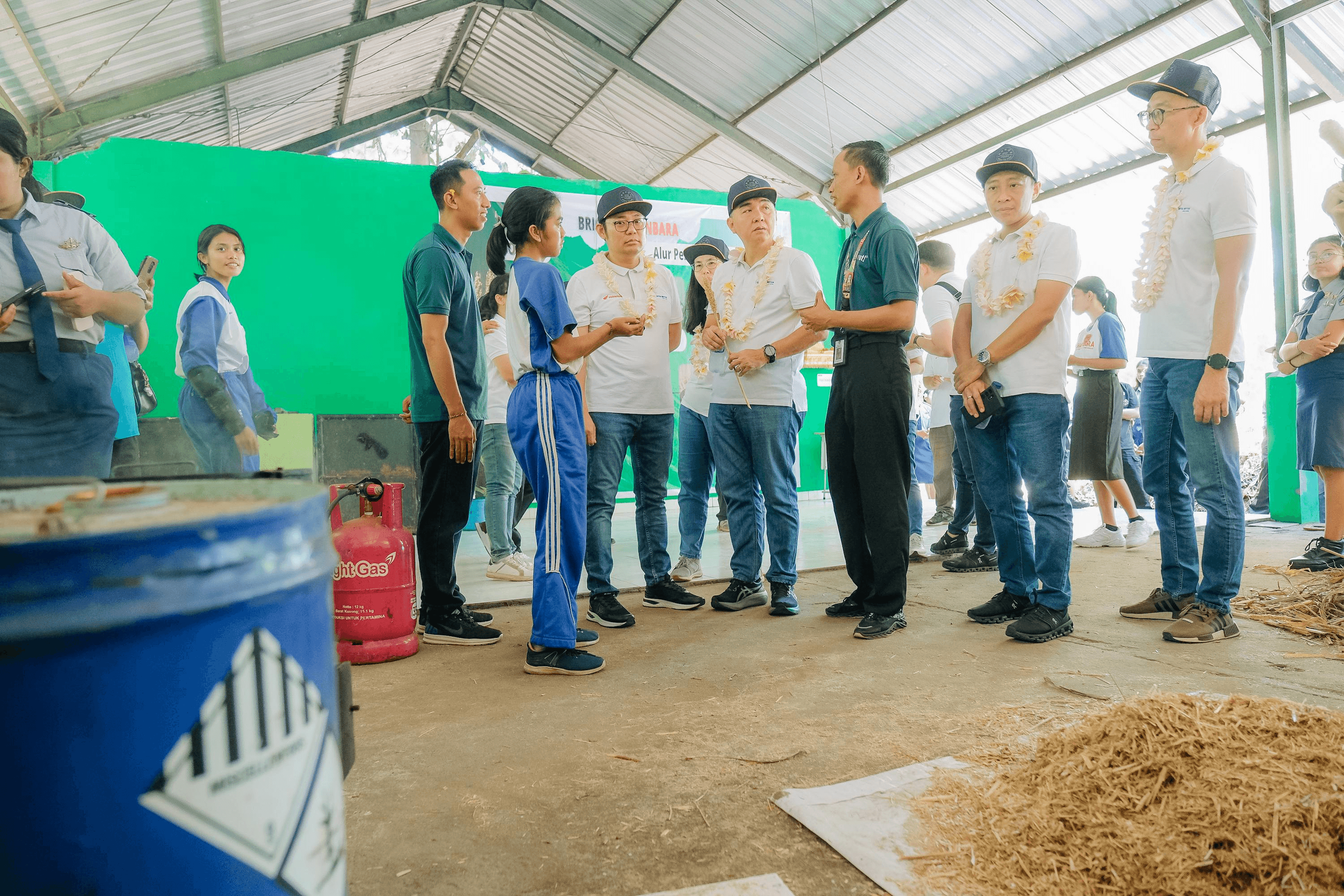 Manajemen Astra Motor melakukan kunjungan ke lokasi pembuatan bio-briket dan kompos di SMA Bali Mandara dan didampingi oleh guru pengawas, ketua tim kerja dan siswa SMA Negeri Bali Mandara.