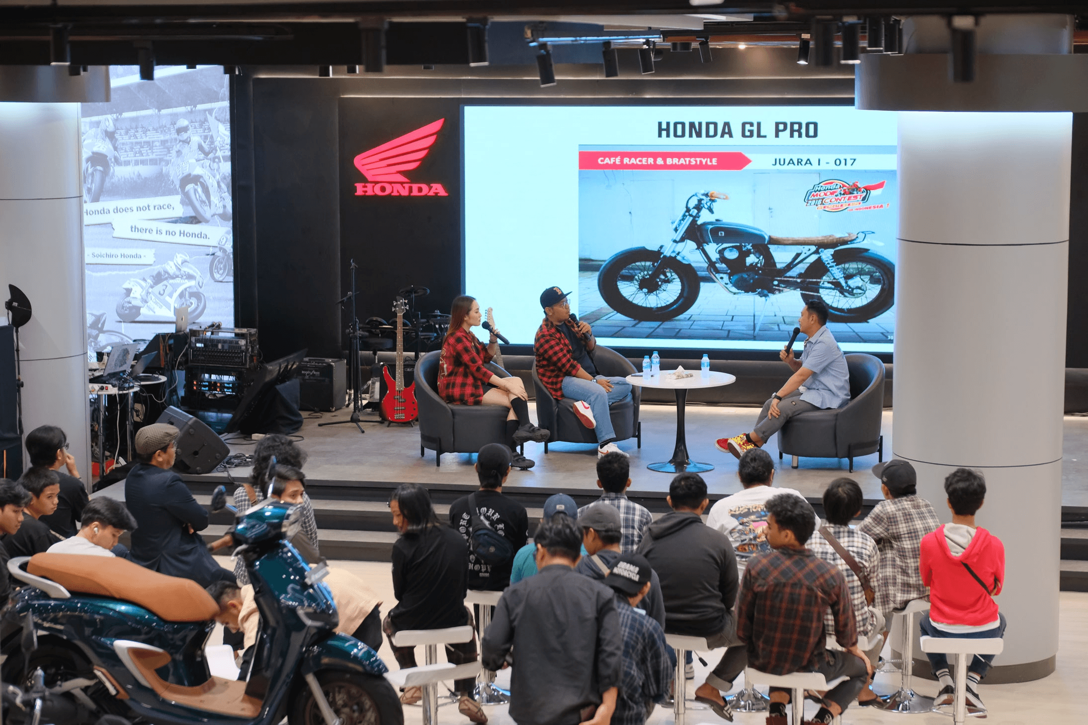 Area Community Stage di Astra Motor Xperience Center yang diperuntukkan untuk kegiatan komunitas setiap akhir pekan seperti live music, games bagi pengunjung mall dan kegiatan komunitas seperti talkshow interaktif, e-sport, dan kegiatan lainnya.