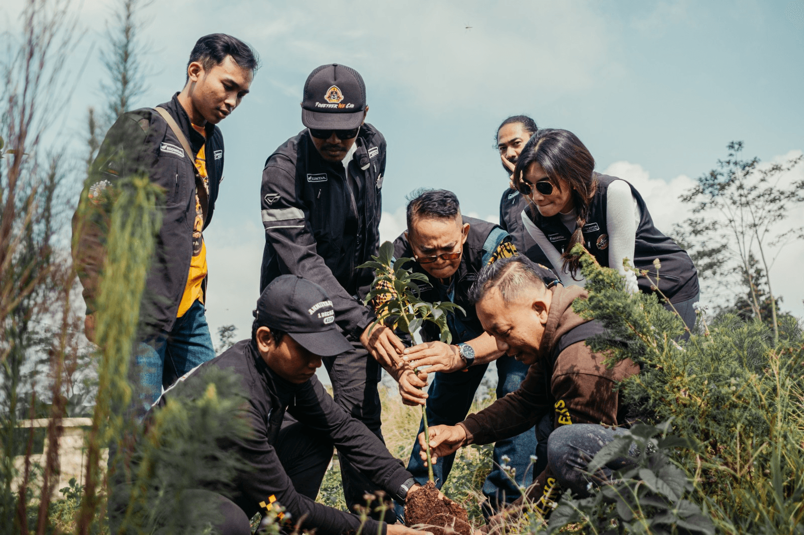 Bikers melakukan penanaman bibit pohon di area Gunung Gajah, Kabupaten Semarang.