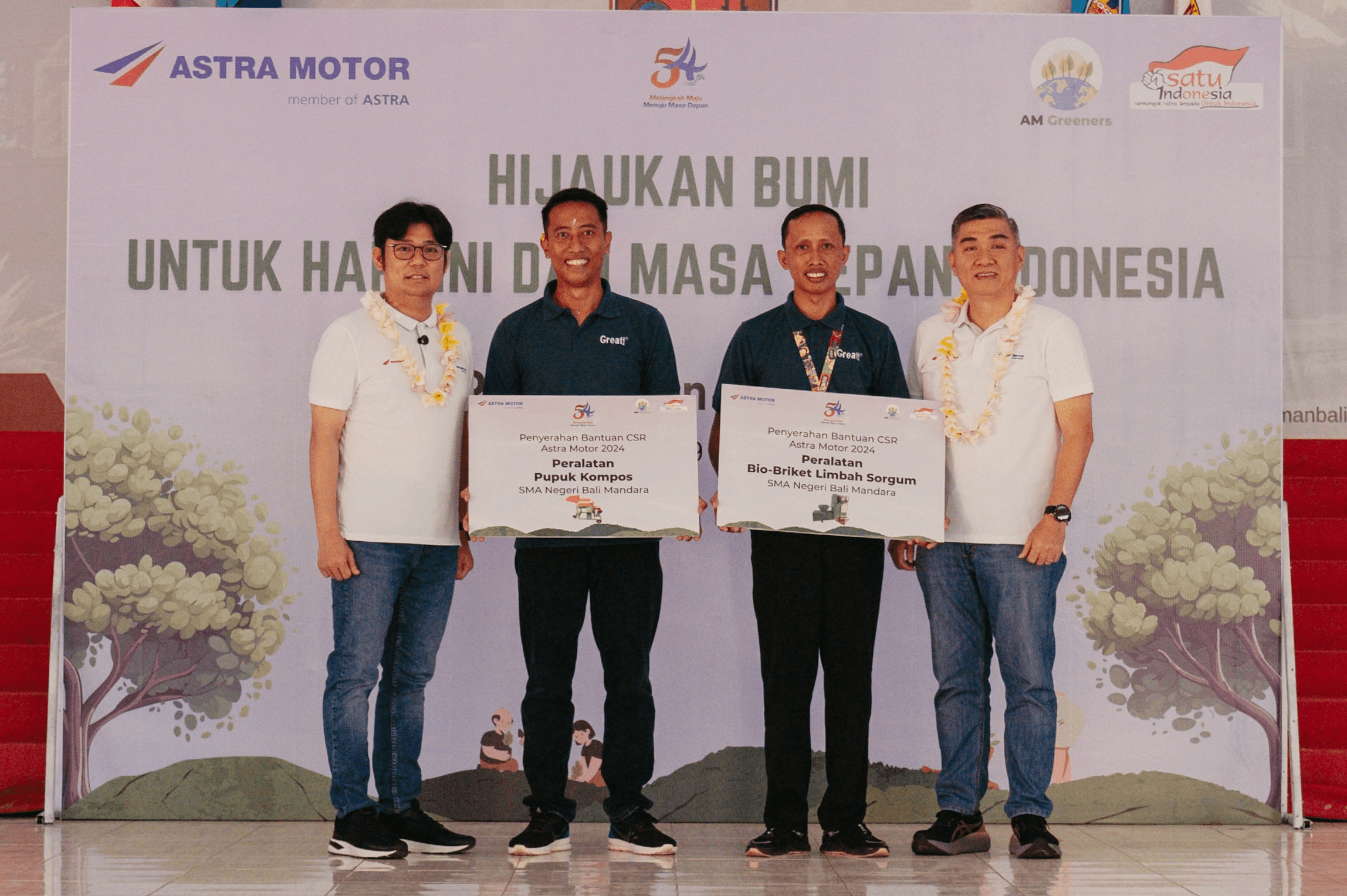 Robien Tony selaku Chief Executive Astra Motor (paling kiri) bersama Budi Astono selaku Chief Operating Officer (paling kanan) menyerahkan bantuan 1 set alat Composter dan 1 set alat Bio-Briket ke SMA Negeri Bali Mandara yang diwakilkan oleh Kadek Yuli Artama selaku Ketua Tim Kerja SMA Negeri Bali Mandara (kiri) dan I Wayan Madiya selaku Pembina SMA Negeri Bali Mandara (kanan).