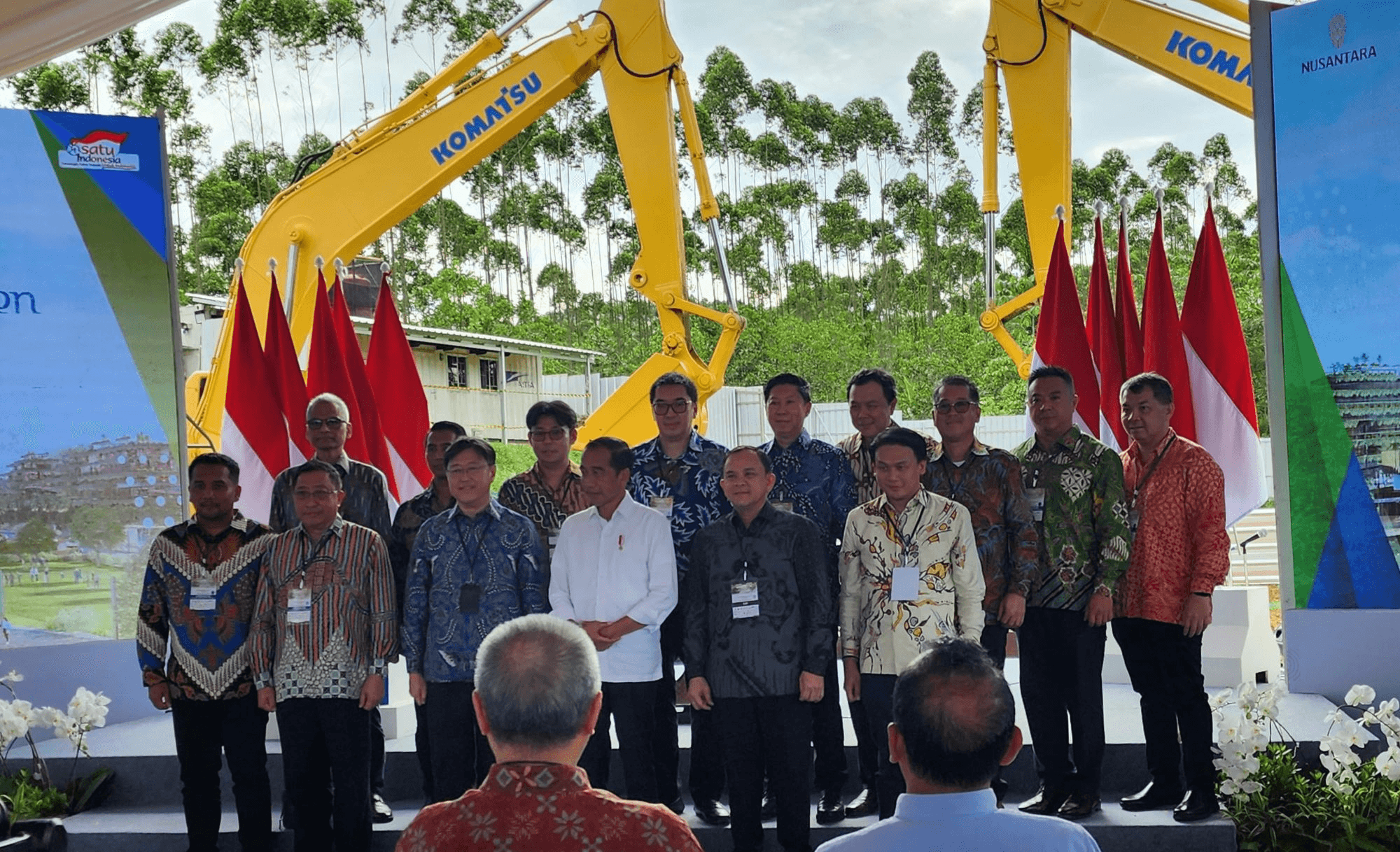 Presiden RI Joko Widodo bersama Direktur Astra Rudy (ketiga kiri) beserta Eksekutif Grup Astra usai acara Groundbreaking Astra Biz Center-IKN oleh Astra di Ibu Kota Nusantara pada Selasa (4/6).