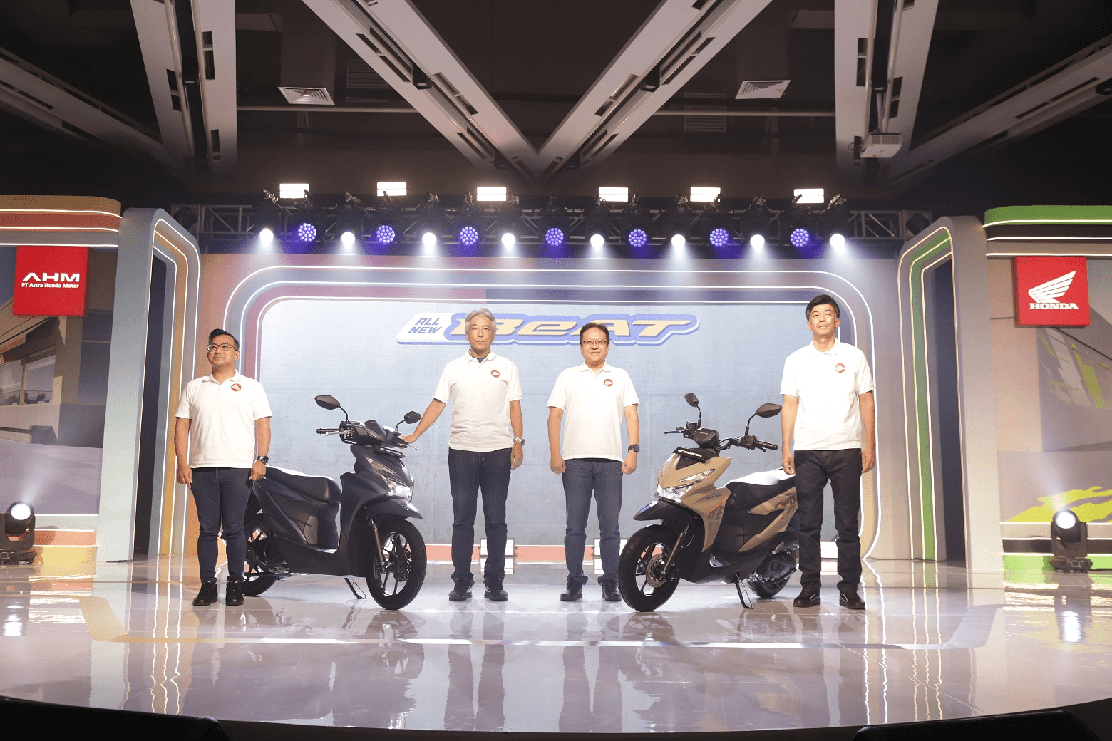 Dari Kiri-Kanan: Marketing Director AHM – Octavianus Dwi, President Director AHM – Susumu Mitsuishi, Executive Vice President Director AHM – Thomas Wijaya dan Marketing Director AHM- Naoki Kajino memperkenalkan All New Honda BeAT di AHM Safety Riding Park (03/06).